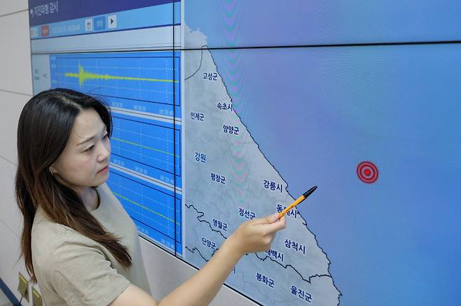 15일 서울 동작구 기상청 브리핑룸에서 직원이 강원도 동해 일대 지진 발생 지점을 가리키고 있다. 이날 오전 6시27분 발생한 지진은 지진 계기관측이 시작된 이래 역대 22번째로 강했으며 올해 한반도에서 발생한 지진 중 규모가 가장 컸다. /뉴스1