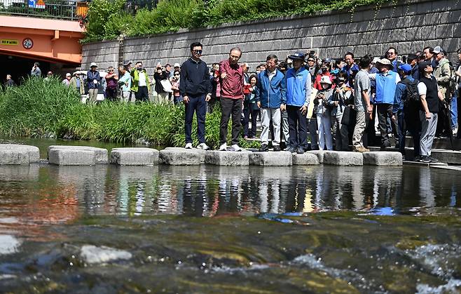 이명박 전 대통령이 15일 서울시장 재임 당시 청계천 복원사업에 함께했던 서울시 공무원 모임인 '청계천을 사랑하는 모임(청사모)' 구성원 등과 서울 청계천을 산책하고 있다. 청계천 복원사업은 이 전 대통령의 서울시장 재임 시절 대표적인 치적 중 하나로 꼽힌다. /뉴스1