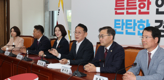 김도읍 국민의힘 '최고위원 보궐선거 선거관리위원회' 위원장이 15일 서울 여의도 국회에서 임명장 수여식에 이어 열린 최고위원 보궐선거 선거관리위원회 회의에서 발언하고 있다. 사진=연합뉴스