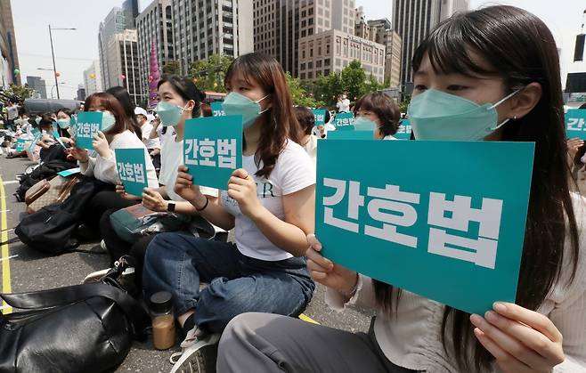 대한간호협회 간호사들이 12일 오후 서울 동화면세점 앞 세종대로에서 열린 국제간호사의 날 기념 집회에서 피켓을 들고 간호법 제정을 촉구하고 있다. 2023.5.12. 뉴스1