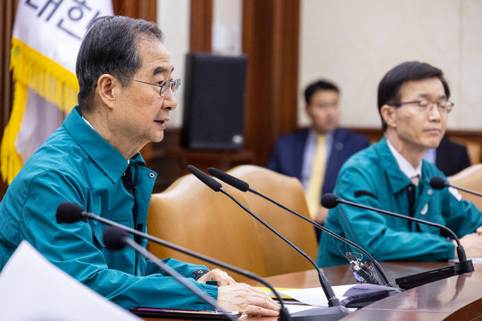 한덕수 국무총리가 3일 서울 종로구 정부서울청사에서 열린 중앙ㆍ지방 안전 상황 점검 회의에 참석해 발언하고 있다.   연합뉴스