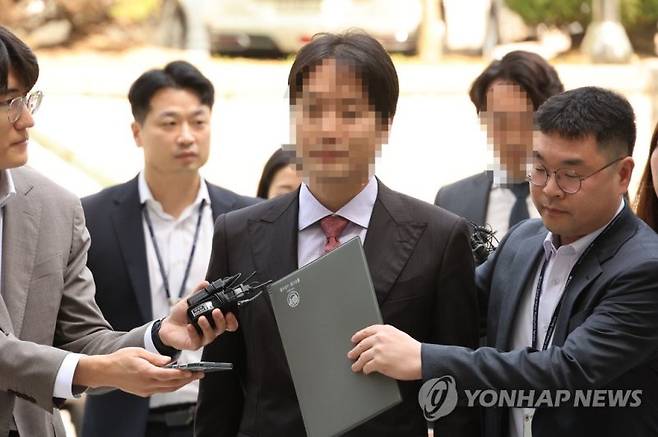 '200억대 사기대출'과 관련한 혐의를 받는 광덕안정 대표와 재무담당 이사가 15일 서울 서초구 서울중앙지방법원에서 열린 영장실질심사에 출석하고 있다.(사진=연합뉴스)