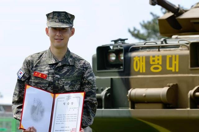 국가대표 축구팀의 에이스 손흥민이 지난 2020년 8월 제주 서귀포시 대정읍 해병대 9여단 훈련소에서 열린 기초군사훈련 수료식에서 동기생 157명 중 수료 성적 1위를 기록해 필승상을 받고 기념 촬영하고 있다. 손흥민은 2018 자카르타·팔렘방 아시안게임 축구 부문 금메달리스트 자격으로 예술체육요원으로 군복무를 이행했다. 해병대 페이스북 캡처