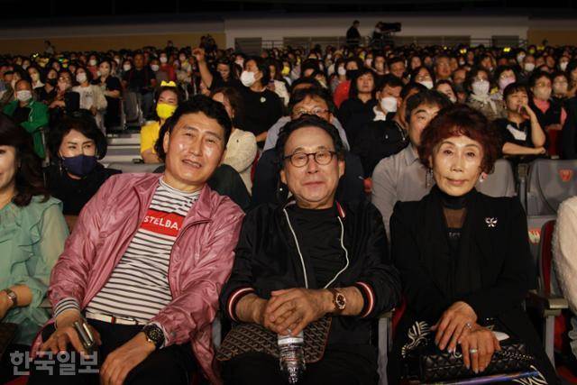 권연숙(오른쪽) 대구한국일보 시민기자대학장과 최태경(왼쪽) 시민기자대학총동창회장이 참석했다. 이들은 "다양한 영상과 가수들이 적재적소에 배치돼 그야말로 신나게 울고 웃다보니 2시간이 훌쩍 지나 있었다"고 말했다. 김민규 기자