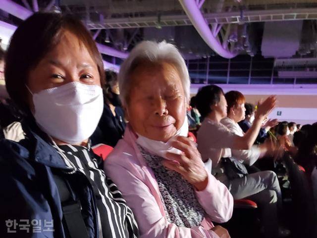 아흔번째 생일을 맞아 이곳은 찾은 이재임(오른쪽) 할머니가 딸과 함께 카메라를 보며 활짝 웃고 있다. 김민규 기자