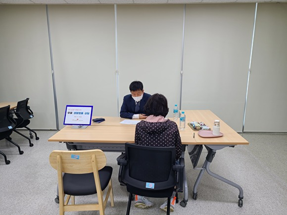 국민건강보홈공단 부산울산경남지역본부 소송전담부 전문연구위원인 임채호 변호사가 장기요양기관 종사자를 대상으로 무료 법률상담을 진행하고 있다.  [사진=국민건강보험공단 부산울산경남지역본부]