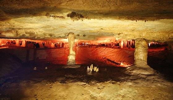 샘실신당에선 천장을 떠받친 석주와 좌불상 등을 한눈에 볼 수 있다.