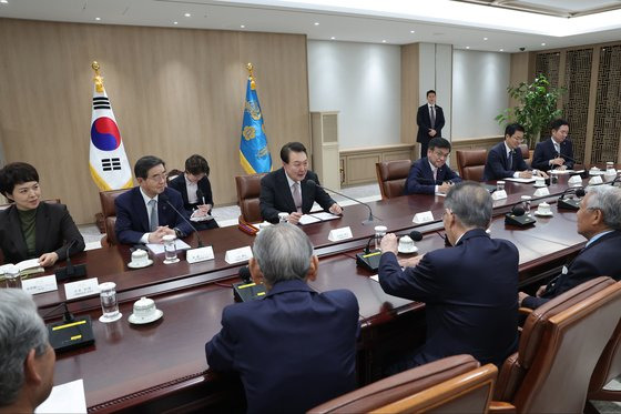 윤석열 대통령이 15일 용산 대통령실 청사에서 한일 경제인회의 일본 대표단을 접견하고 있다. 대통령실