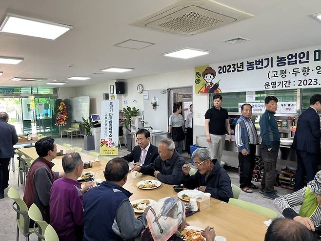 충북 단양군이 운영하는 마을공동급식소를 찾은 주민들이 식사를 하고 있다. 단양군 제공.