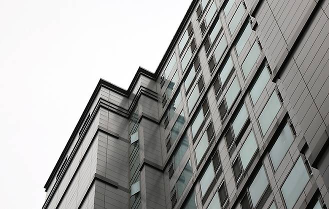 지난달 서울 강남구의 한 고층 건물에서 10대 소녀가 사회관계서비스(SNS) 라이브를 켠 채 추락해 사망하는 사고가 발생했다. 사진은 사고가 발생한 건물. 조태형 기자