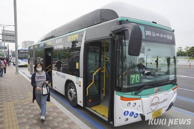 12일 오전 서울 강서구 김포공항 정류장에 도착한 70번 버스에서 한 시민이 내리고 있다.