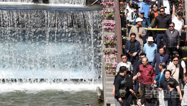 이명박 전 대통령이 15일 서울 청계광장에서 서울시장 재임 당시 청계천 복원사업에 함께했던 서울시 공무원 모임 '청계천을 사랑하는 모임(청사모)' 회원들과 함께 청계천 산책로를 걷고 있다.