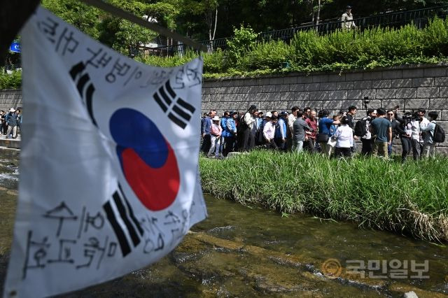 이명박 전 대통령이 15일 서울 종로구 청계천광장에서 열린 청계천 걷기 행사에 참가해 지지자들과 함께 청계천을 둘러보고 있다.