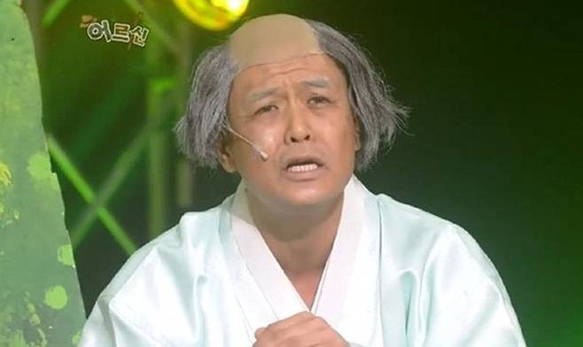 개그콘서트의 ‘어르신’ 코너에 출연한 개그맨 김대희의 모습. 김대희는 코너에서 ‘소고기 사묵겠제’라는 유행어를 탄생시켰다. [사진=개그콘서트 유튜브 화면 캡쳐]