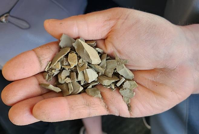 키안티 클라시코 UGA 11곳 중 한 곳인 판자노(Panzano) 지역 석회질 사암(Pietraforte Macigno). 키안티 클라시코에서 발견되는 토양의 특징 중 하나다. 잘린 단면이 깔끔해서 마치 조각난 암석 같아 보이지만 가볍고 진흙이 바싹 마른듯 매끈한 겉표면이 인상적이다. [사진=전형민 기자]