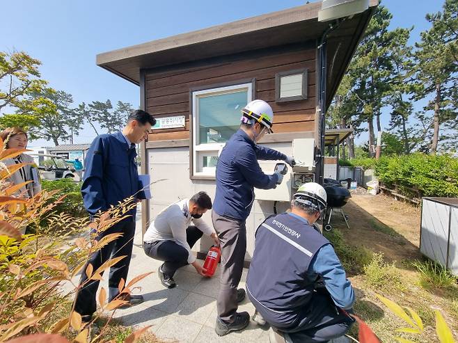 오는 6월 초까지 전라남도는 안전한 체험환경 조성으로 어촌관광 활성화를 위해 어촌체험휴양마을 대상 집중 안전 합동 점검에 나선다. 사진은 함평 돌머리 어촌체험휴양마을 안전점검 모습/전남도