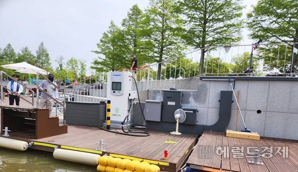 순천만국가정원박람회장 호수정원선착장 입구에 마련된 전기충전 시설. 박대성 기자