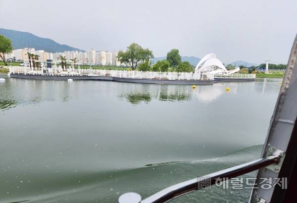 선상에서 바라본 동천 '물위의 정원'. 박대성 기자