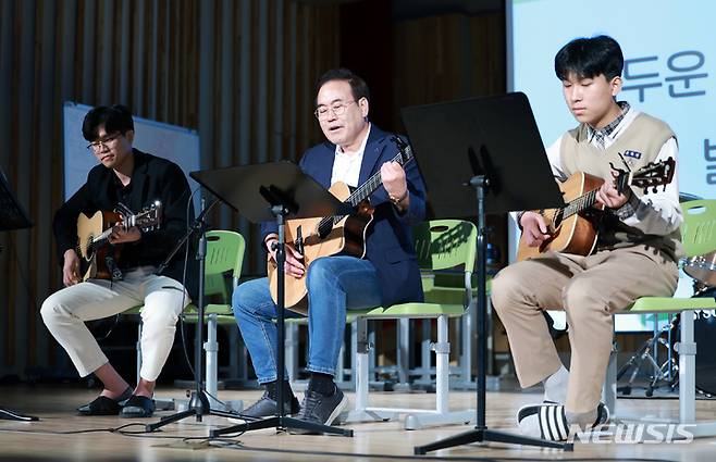 [전주=뉴시스]윤난슬 기자 = 서거석 전북도교육감은 제42회 스승의 날을 맞아 15일 전주 신흥중학교를 방문, 현장 교원들에게 감사의 마음을 전하고 노고를 격려했다.2023.05.15.(사진=전북교육청 제공)