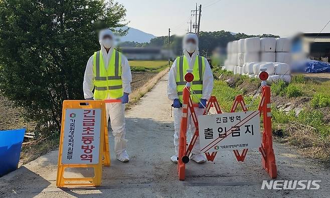 [증평=뉴시스] 강신욱 기자 = 가축위생방역지역본부가 14일 구제역 의심신고가 들어온 충북 증평군 도안면 한우농장 진입로 통행을 차단하고 있다. 2023.05.14. ksw64@newsis.com