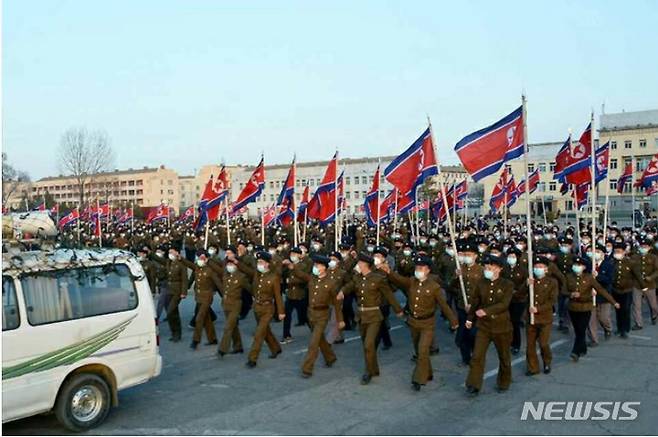 [서울=뉴시스] 북한 노동신문은 지난 3월20일 "미제와 남조선 괴뢰 역적들에 대한 치솟는 분노와 적개심으로 전국적으로 인민군대 입대, 복대(재입대)를 열렬히 탄원한 청년들의 수가 140만여 명에 달하고 있다"고 보도했다. (사진=노동신문 캡처) 2023.05.03