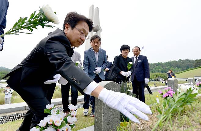 [광주=뉴시스] 김혜인 기자 = 강기정 광주시장이 15일 오전 광주 북구 운정동 국립 5·18민주묘지를 찾아 참배하고 있다. 2023.05.15.hyein0342@newsis.com