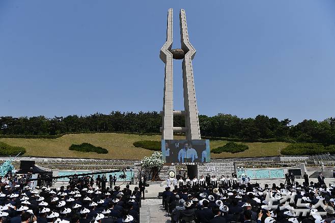 광주 북구 국립5.18민주묘지에서 제42주년 5·18민주화운동 기념식이 열리고 있다. 박종민 기자