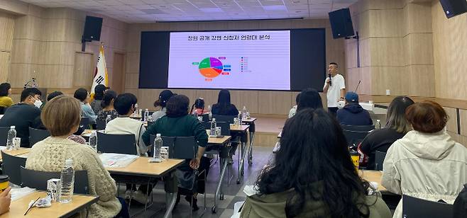 지난 13일 창원시 농업기술센터 대강당에서 열린 김하연 작가 강연. 창원시 제공