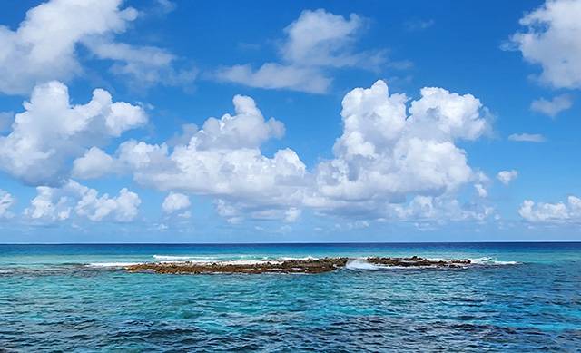 ▲ 투발루 푸나푸티 본섬에서 8마일 떨어진 곳에 위치한 아일렛 Tepuka vili vili(테푸카 빌리빌리). 약 30년 전인 1990년에는 모래와 코코넛 나무도 있었지만, 지금은 바위만 남아있다. ⓒ외교부 공동취재단(=투발루)