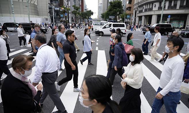 지난 12일 일본 도쿄 긴자의 한 거리에서 사람들이 횡단보도를 건너고 있다. AP연합뉴스