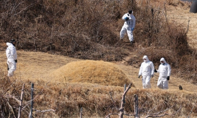 지난 3월 13일 경북경찰청 전담수사팀이 경북 봉화군 명호면에 소재한 이재명 민주당 대표의 양친 묘소에서 현장 검증을 하고 있다. 뉴시스