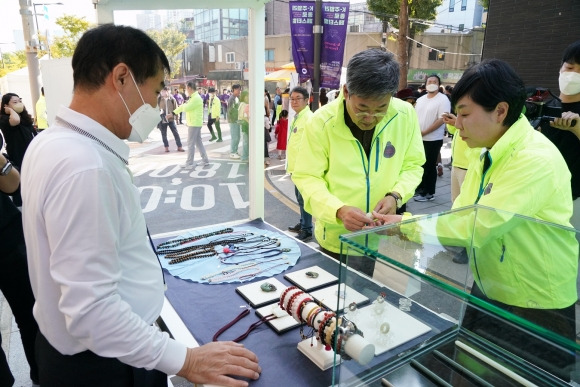 정문헌(가운데) 서울 종로구청장이 지난해 열린 ‘K주얼리 페스티벌’에서 참여 업체를 둘러보고 있다. 종로구 제공