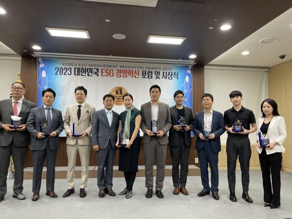 ESG경영혁신 포럼 및 대상 시상식에서 ESG 대상을 받은 송경택 의원(오른쪽 다섯 번째)