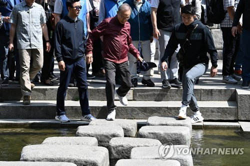 (서울=연합뉴스) 이지은 기자 = 이명박 전 대통령이 15일 오전 서울 청계천에서 '청계천을 사랑하는 모임'(청사모) 구성원들과 옛 참모들과 함께 산책하고 있다. 청계천 복원사업은 이 전 대통령의 서울시장 재임 시절 대표적인 치적 중 하나로 꼽힌다. 2023.5.15 [공동취재] jieunlee@yna.co.kr