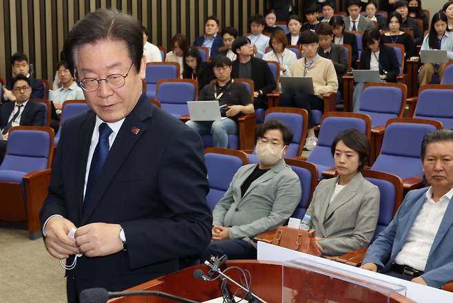 이재명 더불어민주당 대표가 14일 국회에서 열린 당 의원총회에서 인사말을 위해 연단으로 가고 있다. ⓒ연합뉴스