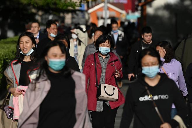 중국 베이징의 거리를 걷는 시민들의 모습 ⓒ AFP=연합뉴스