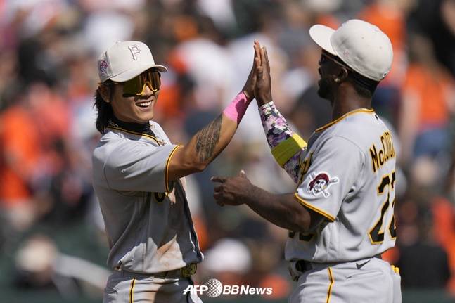피츠버그 배지환(왼쪽)이 15일 볼티모어전 승리 후 맥커친과 하이파이브를 하고 있다. /AFPBBNews=뉴스1