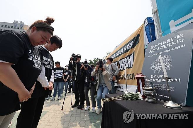 '전세사기 피해자 사망' 헌화하는 대책위 피해자들 [연합뉴스 자료 사진]