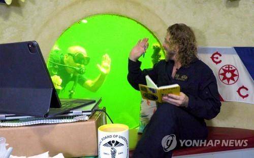 지난 13일 플로리다주 바닷속 캡슐서 손흔드는 조셉 디투리 [로이터=연합뉴스 자료사진. 재판매 및 DB 금지]
