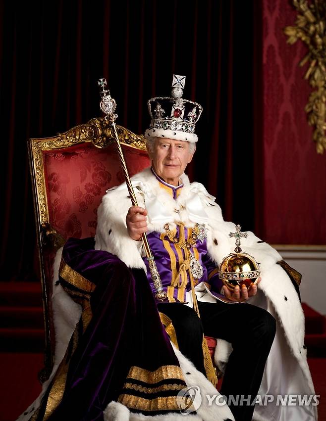 찰스 3세 英 국왕 대관식 기념사진 (런던 로이터=연합뉴스) 8일(현지시간) 영국 왕실이 지난 6일 거행된 찰스 3세 국왕의 대관식 기념사진을 공개했다. 사진은 두 손에 왕을 상징하는 보주(寶珠·orb)와 홀(笏·scepter)을 들고 왕관을 쓴 채 버킹엄궁 왕좌에 앉아 있는 찰스 3세의 모습. 2023.05.09 clynnkim@yna.co.kr
