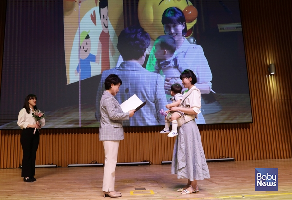 서울엄빠 행복한 순간 공모전 대상 수상자인 유희진 씨가 아이와 함께 김선순 서울시 여성가족정책실장에게 상을 받고 있다. ⓒ베이비뉴스