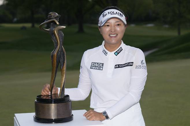 고진영이 15일 열린 LPGA 투어 코그니전트 파운더스 컵에서 우승 트로피를 들고 기념 촬영을 하고 있다.(사진=AP/뉴시스)