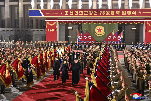 북한이 건군절(인민군 창건일) 75주년인 지난 2월 8일 평양 김일성광장에서 열병식을 개최한 가운데 김정은 국무위원장과 그의 가족들이 행사장에 들어서고 있다. (사진=조선중앙통신)