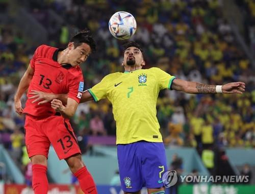 한국 남자 축구 국가대표 미드필더 손준호(왼쪽)가 중국 공안에 '형사 구류' 상태에서 조사를 받고 있는 것으로 알려졌다. 사진은 카타르 월드컵 출전 당시의 손준호. [연합뉴스 자료사진]