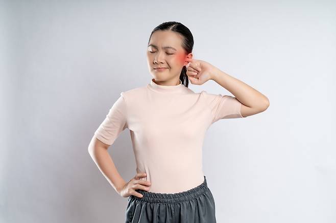 귀막힘이 한쪽에 치우치거나 오래 지속되면 진찰을 받아야 한다. [사진= 게티이미지뱅크]