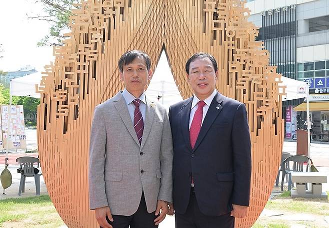 이준 의친왕기념사업회장(왼쪽)과 최민호 세종시장이 15일 세종시 한솔동 한글사랑거리 조형물 앞에서 기념촬영을 하고 있다. (세종시 제공) / 뉴스1