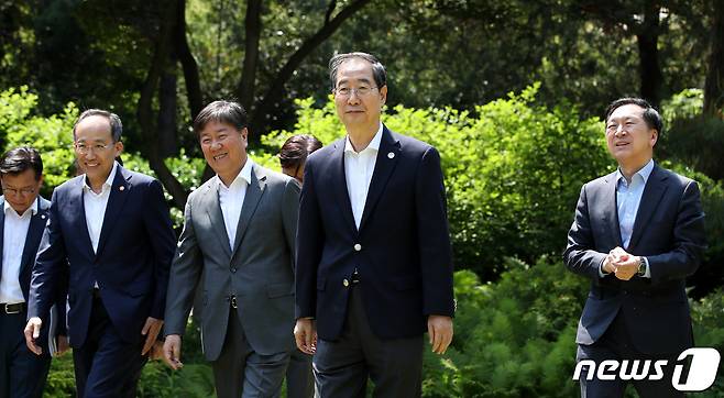 한덕수 국무총리가 14일 오후 서울 종로구 총리 공관에서 고위당정협의회 회의장으로 이동하고 있다. 2023.5.14/뉴스1 ⓒ News1 박지혜 기자