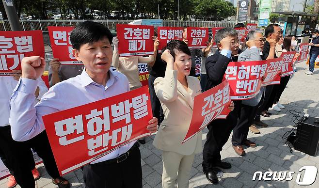 대한의사협회와 대한간호조무사협회 등으로 구성된 보건복지의료연대 회원들이 16일 오전 서울 용산 대통령집무실 앞에서 기자회견을 열고 윤석열 대통령의 간호법 제정 거부권 행사를 촉구하고 있다. 2023.5.16/뉴스1 ⓒ News1 구윤성 기자