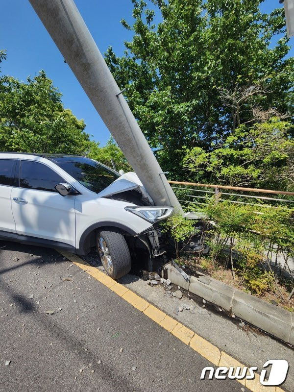 16일 오후 2시쯤 제주 서귀포시 동홍동에서 SUV 차량이 전봇대를 들이받는 사고가 발생했다.(독자 제공)