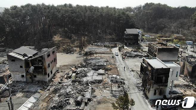 지난 4월 12일 오전 강원도 강릉시 저동골길 펜션단지가 전날 발생한 강릉 산불 화재로 전소돼있다.  2023.4.12/뉴스1 ⓒ News1 박세연 기자